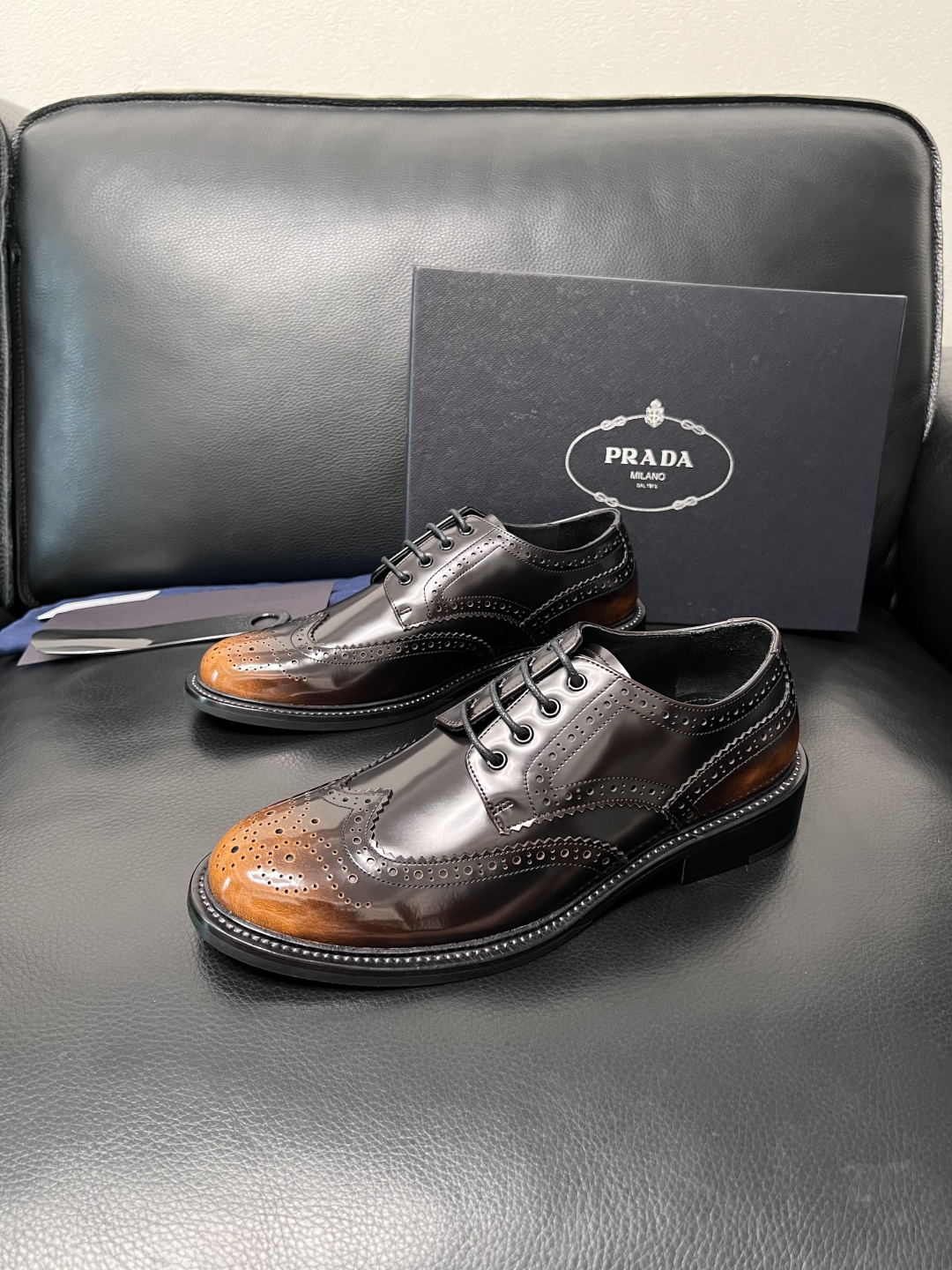 PRADA  高品质  顶级工艺品 普拉达 皮鞋专柜同步 原厂配置，意大利进口原版牛皮面料，透气舒适进口