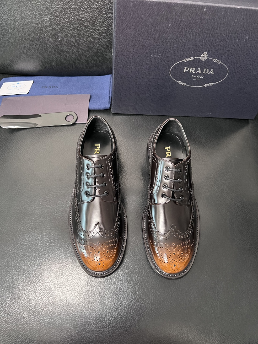 PRADA  高品质  顶级工艺品 普拉达 皮鞋专柜同步 原厂配置，意大利进口原版牛皮面料，透气舒适进口