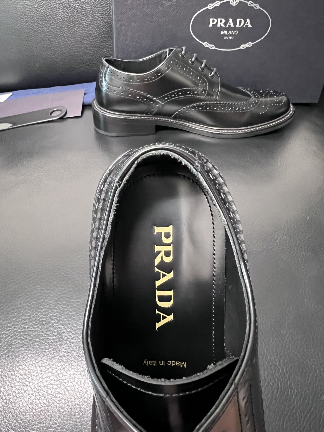 PRADA  高品质  顶级工艺品 普拉达 皮鞋专柜同步 原厂配置，意大利进口原版牛皮面料，透气舒适进口