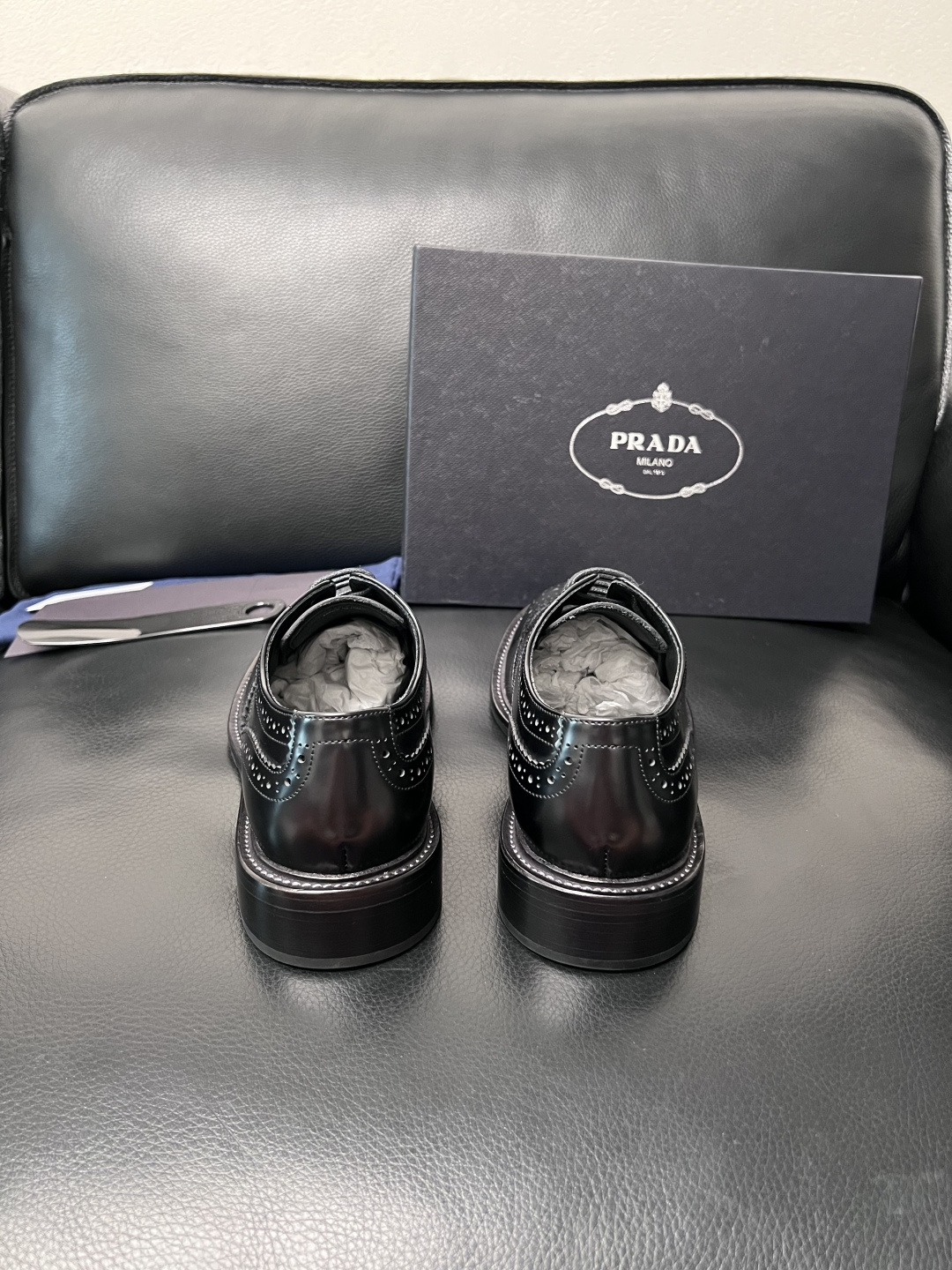 PRADA  高品质  顶级工艺品 普拉达 皮鞋专柜同步 原厂配置，意大利进口原版牛皮面料，透气舒适进口