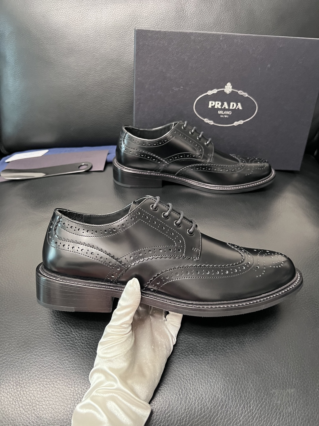 PRADA  高品质  顶级工艺品 普拉达 皮鞋专柜同步 原厂配置，意大利进口原版牛皮面料，透气舒适进口