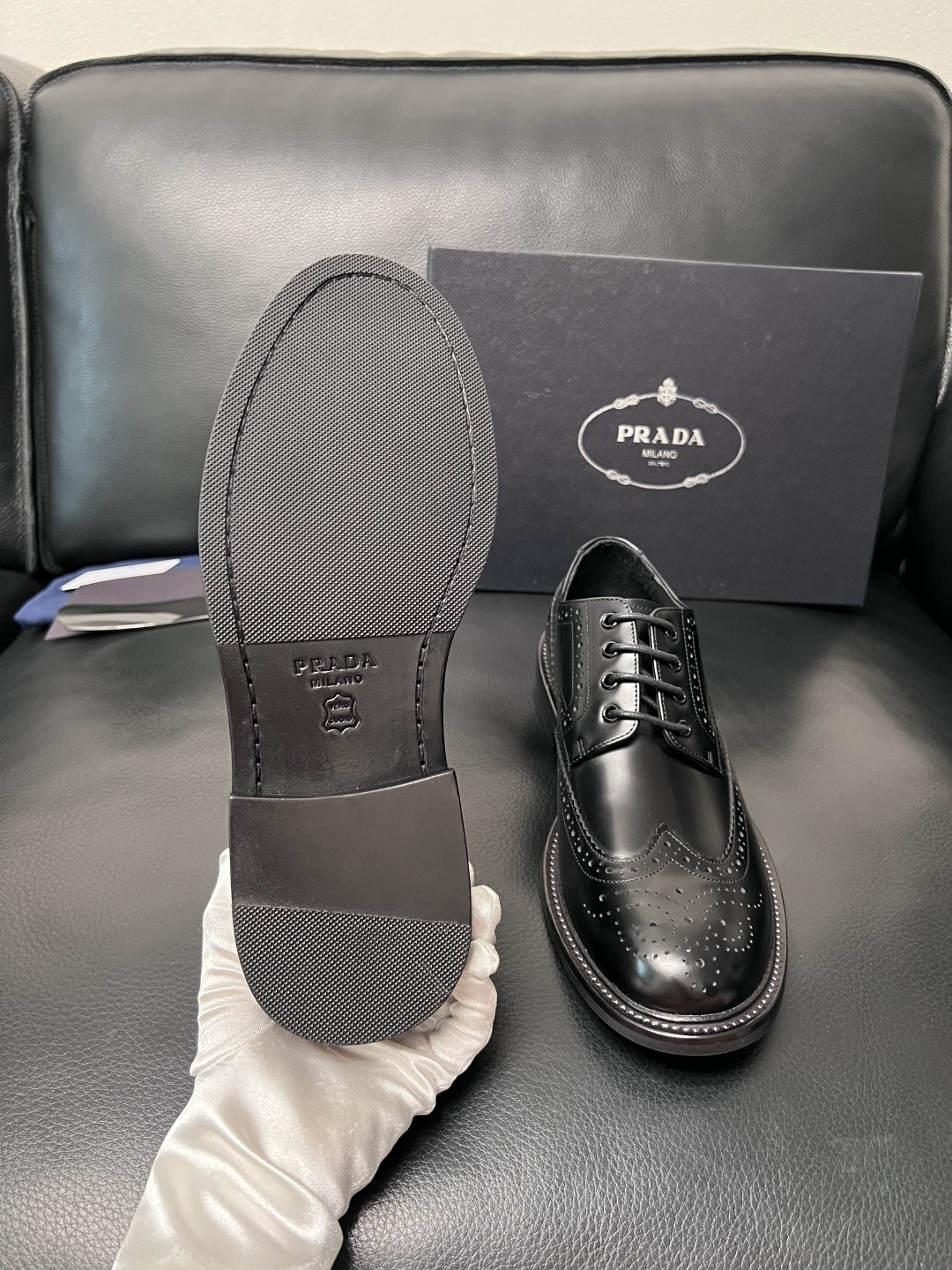 PRADA  高品质  顶级工艺品 普拉达 皮鞋专柜同步 原厂配置，意大利进口原版牛皮面料，透气舒适进口