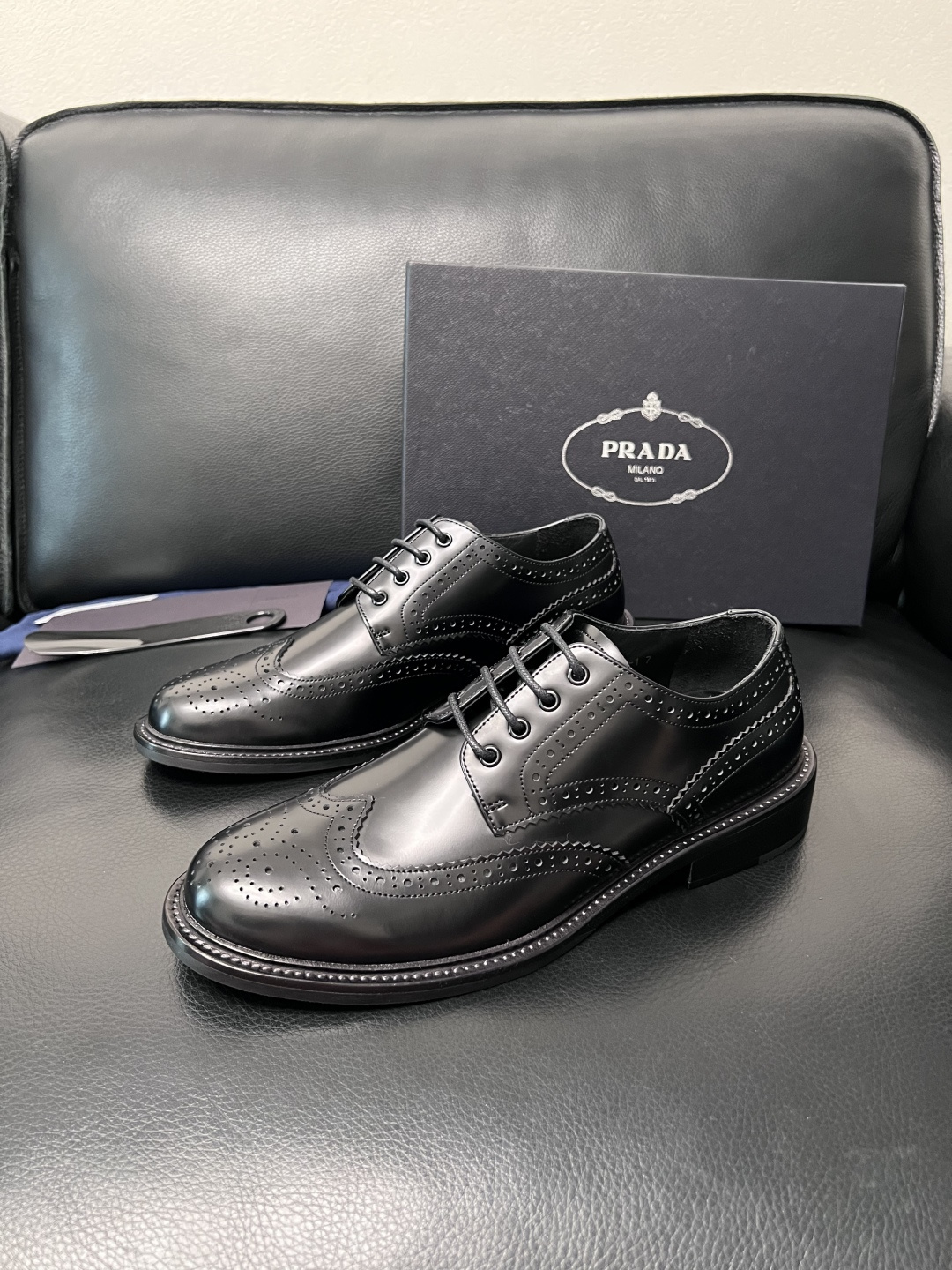 PRADA  高品质  顶级工艺品 普拉达 皮鞋专柜同步 原厂配置，意大利进口原版牛皮面料，透气舒适进口