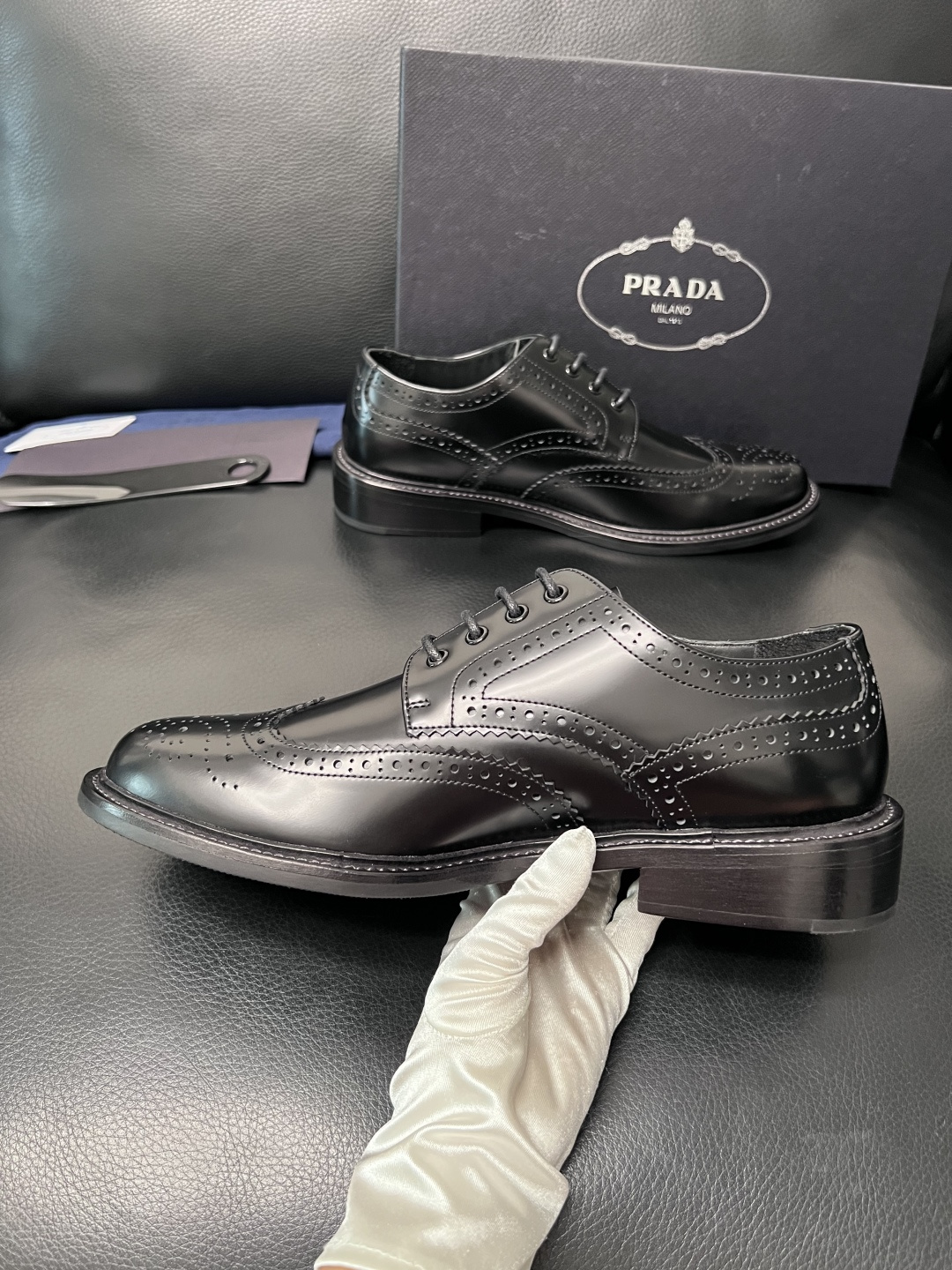 PRADA  高品质  顶级工艺品 普拉达 皮鞋专柜同步 原厂配置，意大利进口原版牛皮面料，透气舒适进口