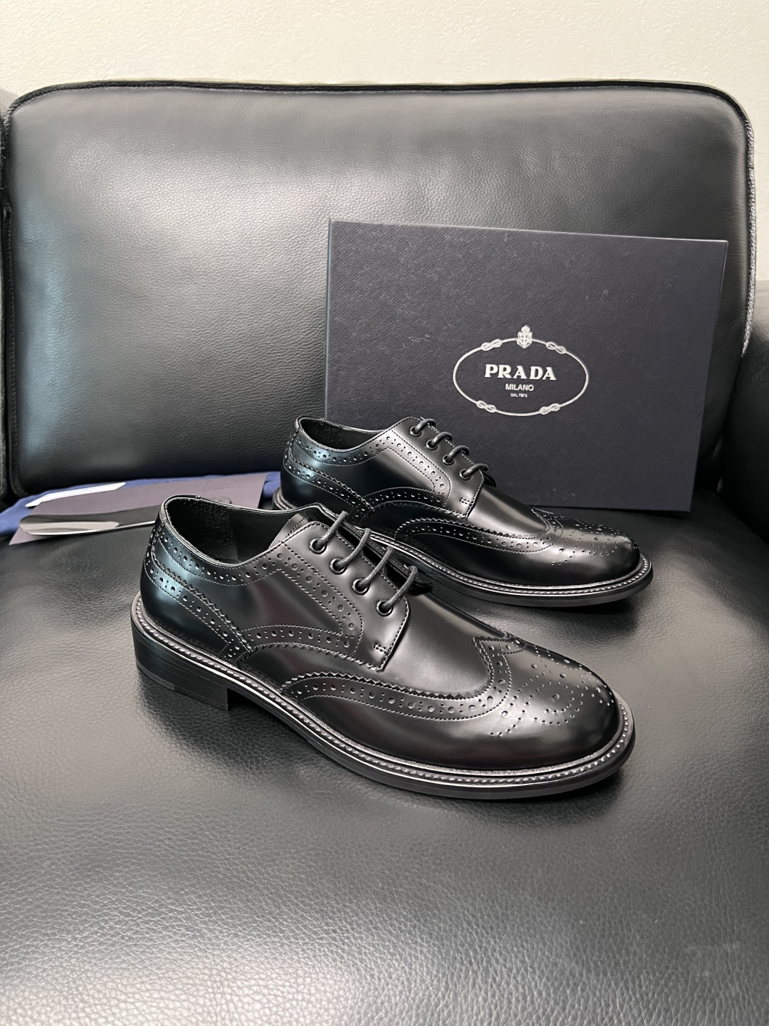 PRADA  高品质  顶级工艺品 普拉达 皮鞋专柜同步 原厂配置，意大利进口原版牛皮面料，透气舒适进口