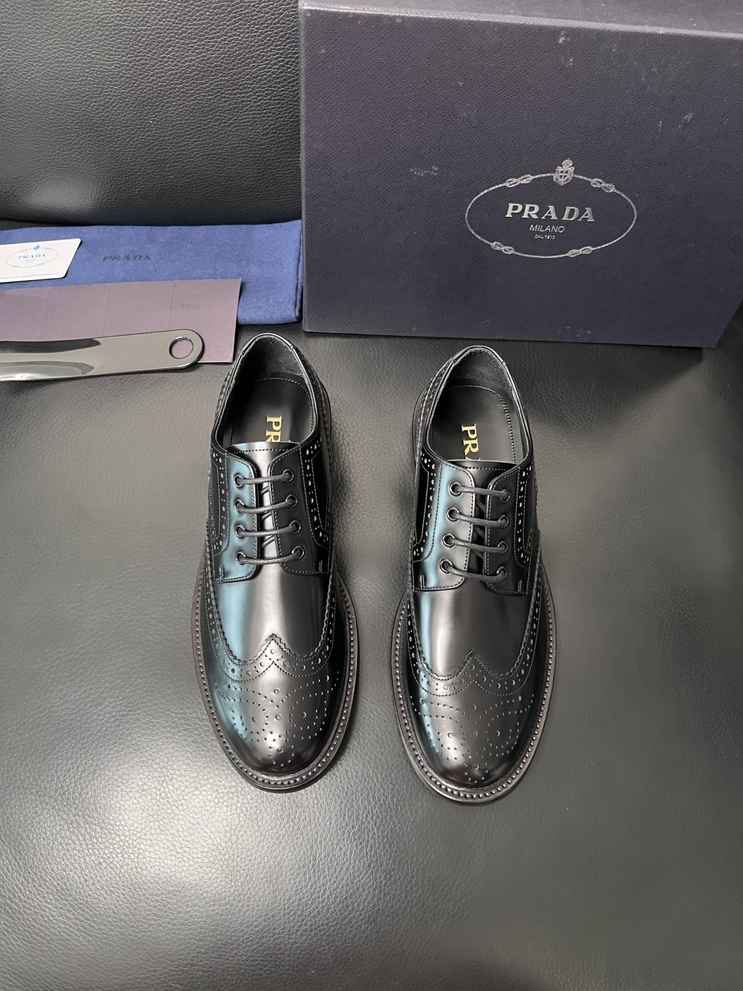 PRADA  高品质  顶级工艺品 普拉达 皮鞋专柜同步 原厂配置，意大利进口原版牛皮面料，透气舒适进口