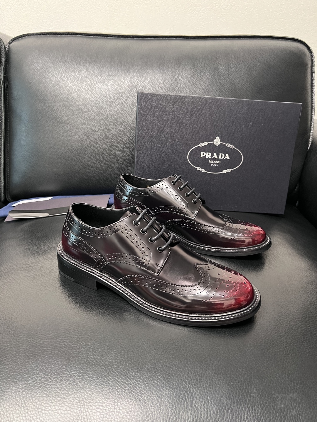 PRADA  高品质  顶级工艺品 普拉达 皮鞋专柜同步 原厂配置，意大利进口原版牛皮面料，透气舒适进口