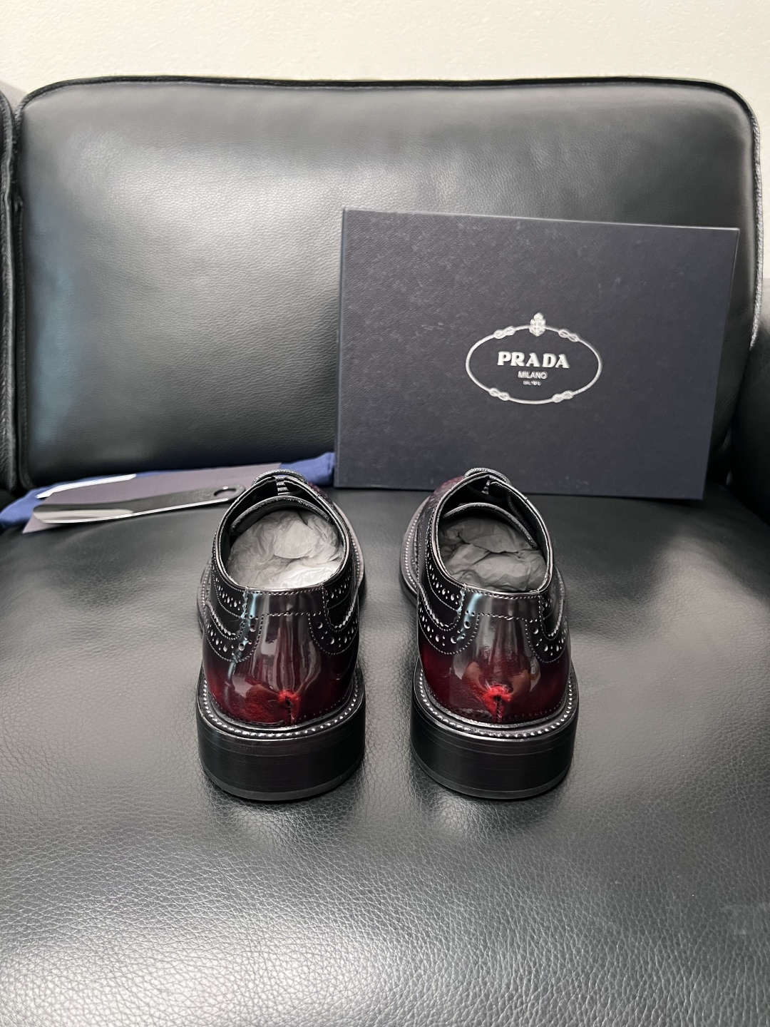 PRADA  高品质  顶级工艺品 普拉达 皮鞋专柜同步 原厂配置，意大利进口原版牛皮面料，透气舒适进口