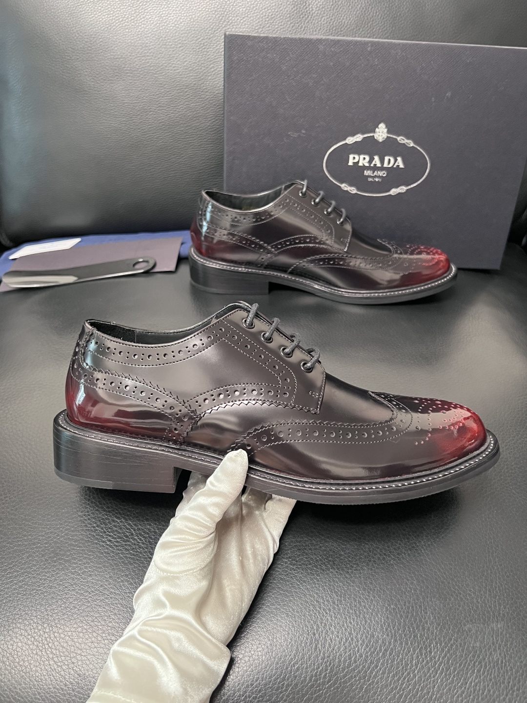 PRADA  高品质  顶级工艺品 普拉达 皮鞋专柜同步 原厂配置，意大利进口原版牛皮面料，透气舒适进口