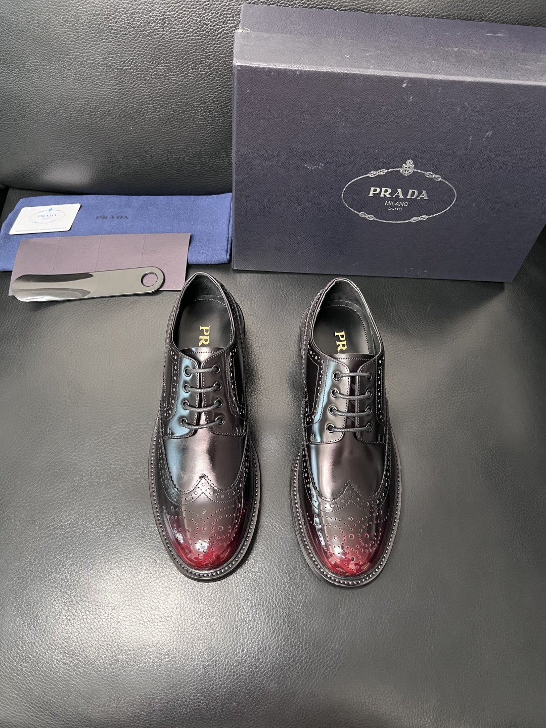 PRADA  高品质  顶级工艺品 普拉达 皮鞋专柜同步 原厂配置，意大利进口原版牛皮面料，透气舒适进口