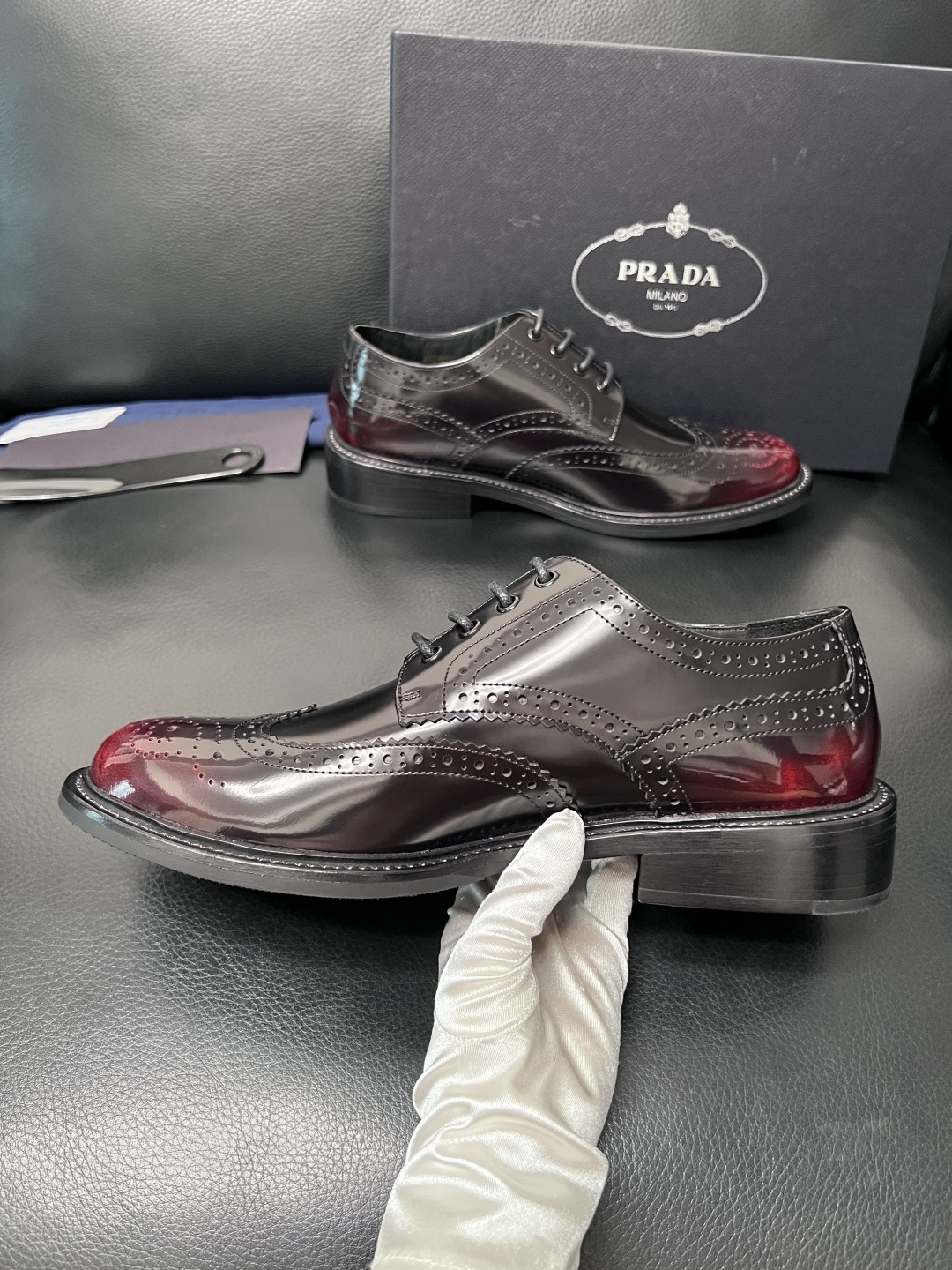 PRADA  高品质  顶级工艺品 普拉达 皮鞋专柜同步 原厂配置，意大利进口原版牛皮面料，透气舒适进口