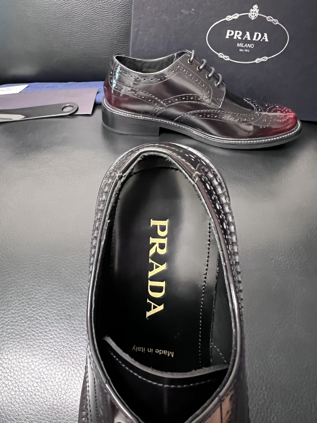 PRADA  高品质  顶级工艺品 普拉达 皮鞋专柜同步 原厂配置，意大利进口原版牛皮面料，透气舒适进口