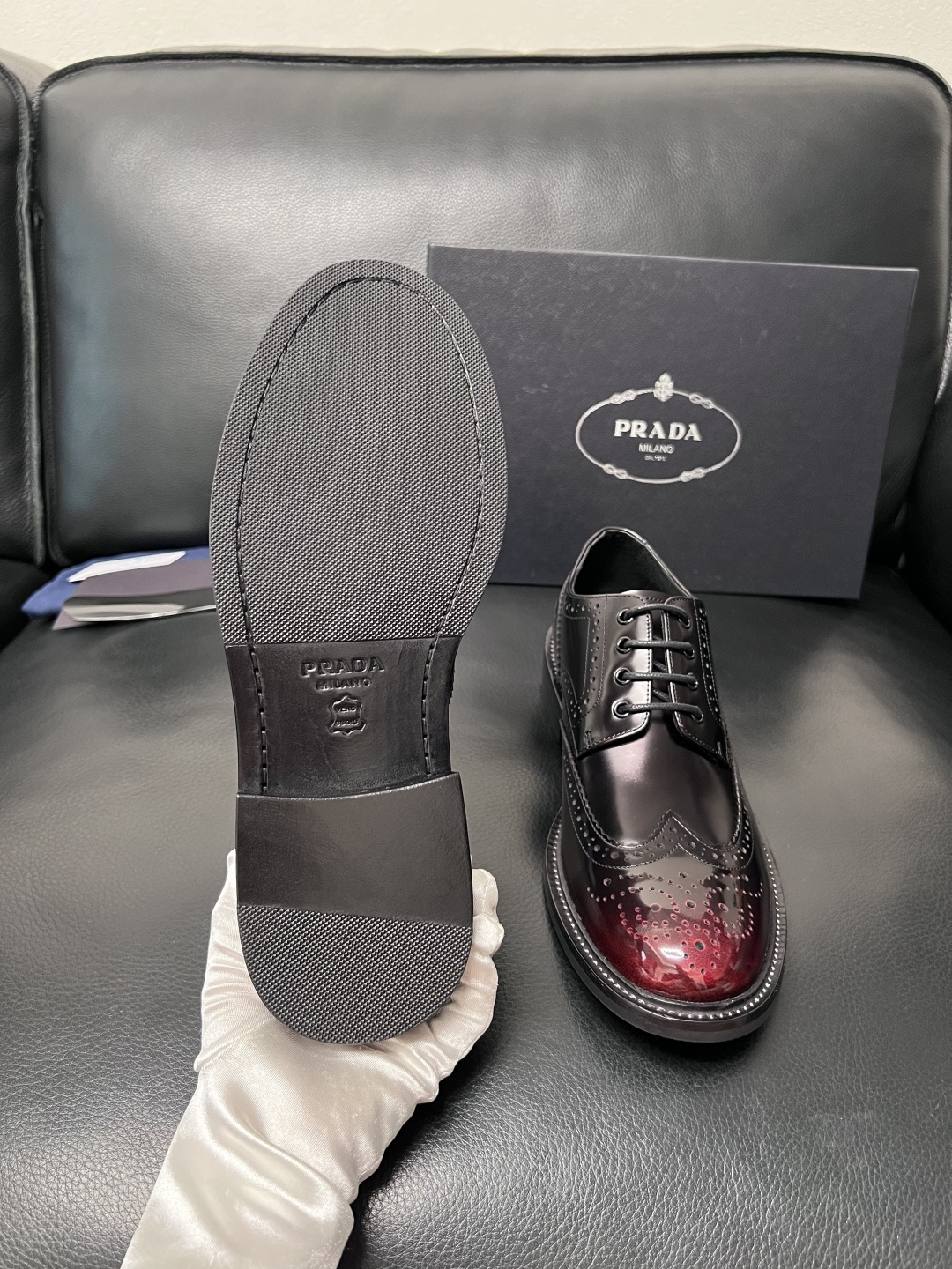 PRADA  高品质  顶级工艺品 普拉达 皮鞋专柜同步 原厂配置，意大利进口原版牛皮面料，透气舒适进口