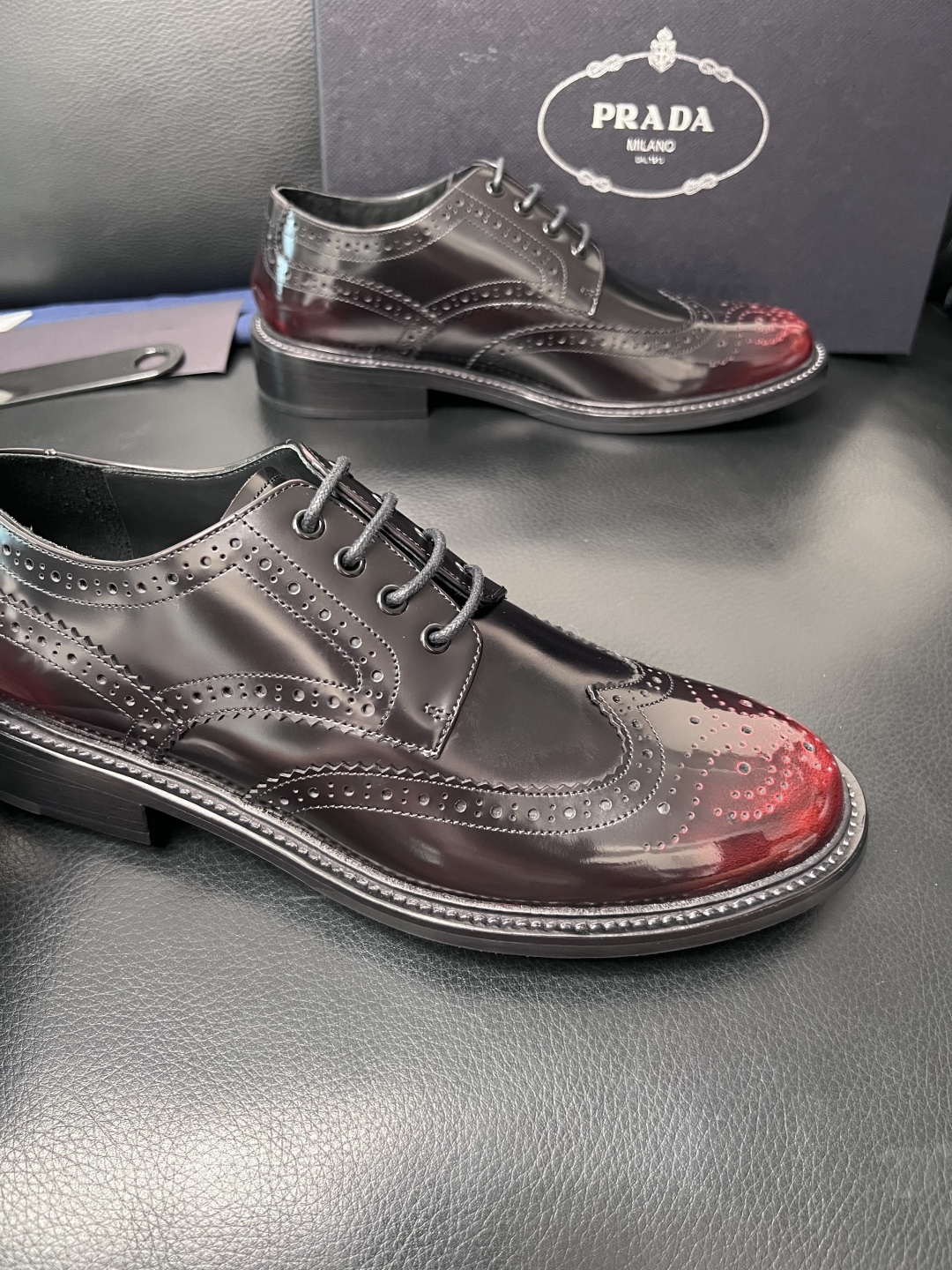 PRADA  高品质  顶级工艺品 普拉达 皮鞋专柜同步 原厂配置，意大利进口原版牛皮面料，透气舒适进口