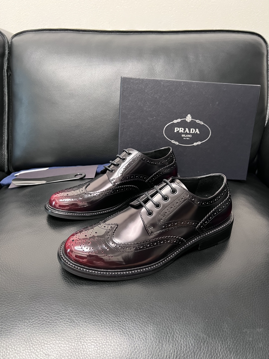 PRADA  高品质  顶级工艺品 普拉达 皮鞋专柜同步 原厂配置，意大利进口原版牛皮面料，透气舒适进口