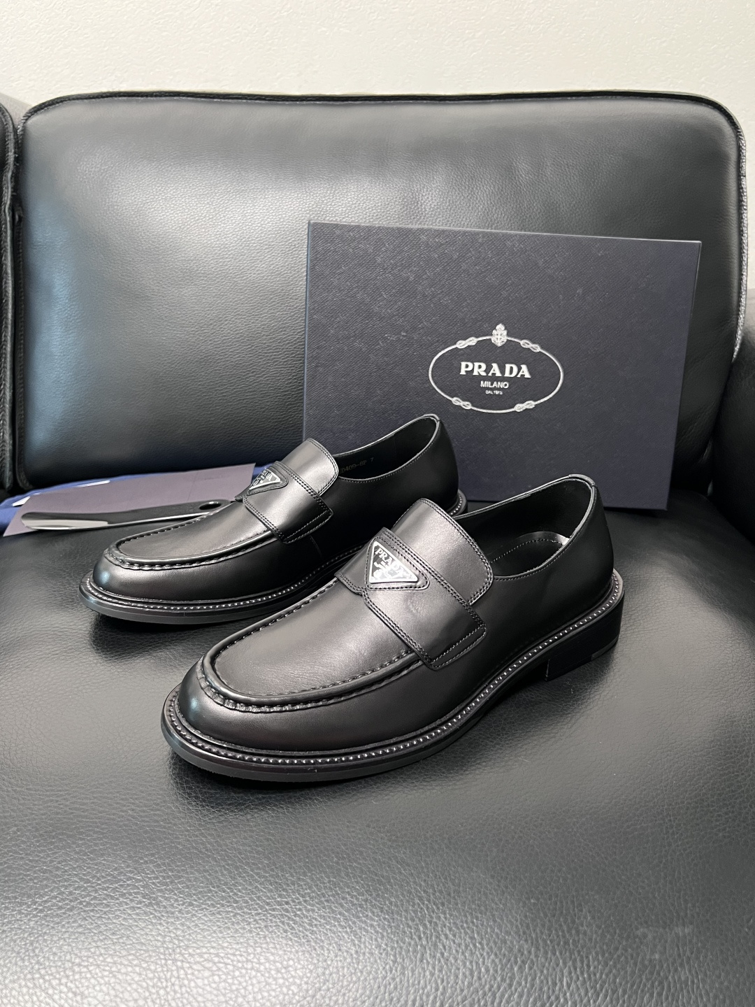 PRADA  高品质  顶级工艺品 普拉达 皮鞋专柜同步 原厂配置，意大利进口原版牛皮面料，透气舒适进口