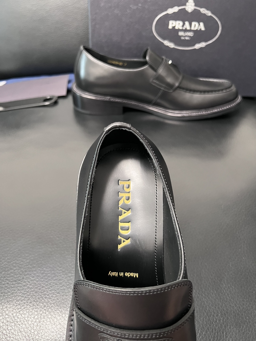 PRADA  高品质  顶级工艺品 普拉达 皮鞋专柜同步 原厂配置，意大利进口原版牛皮面料，透气舒适进口