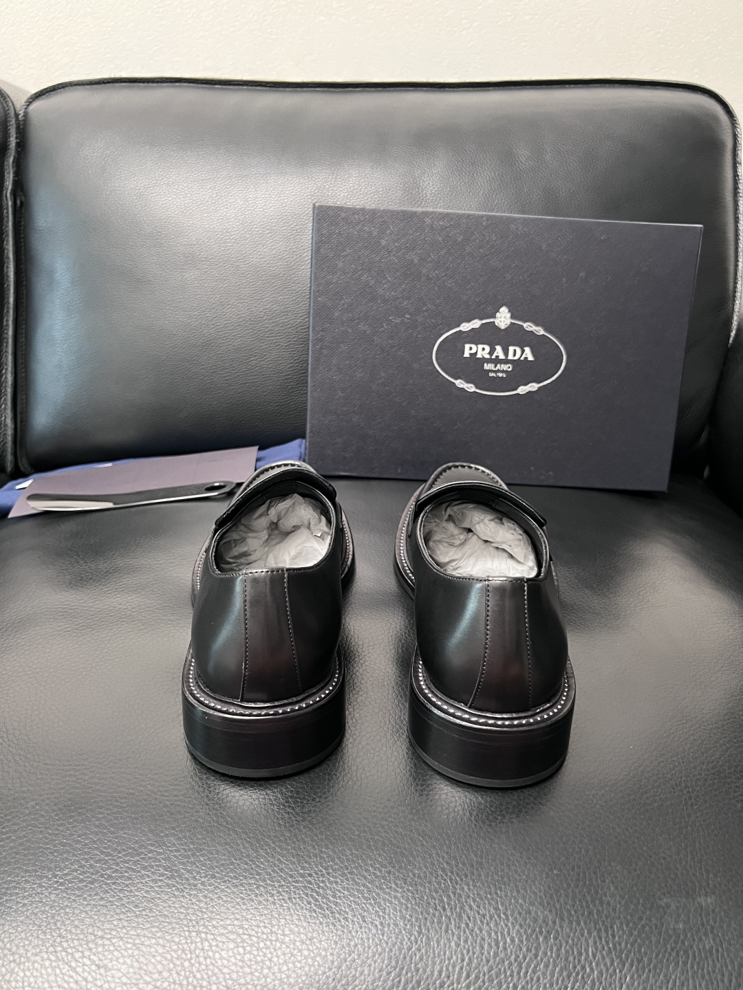 PRADA  高品质  顶级工艺品 普拉达 皮鞋专柜同步 原厂配置，意大利进口原版牛皮面料，透气舒适进口
