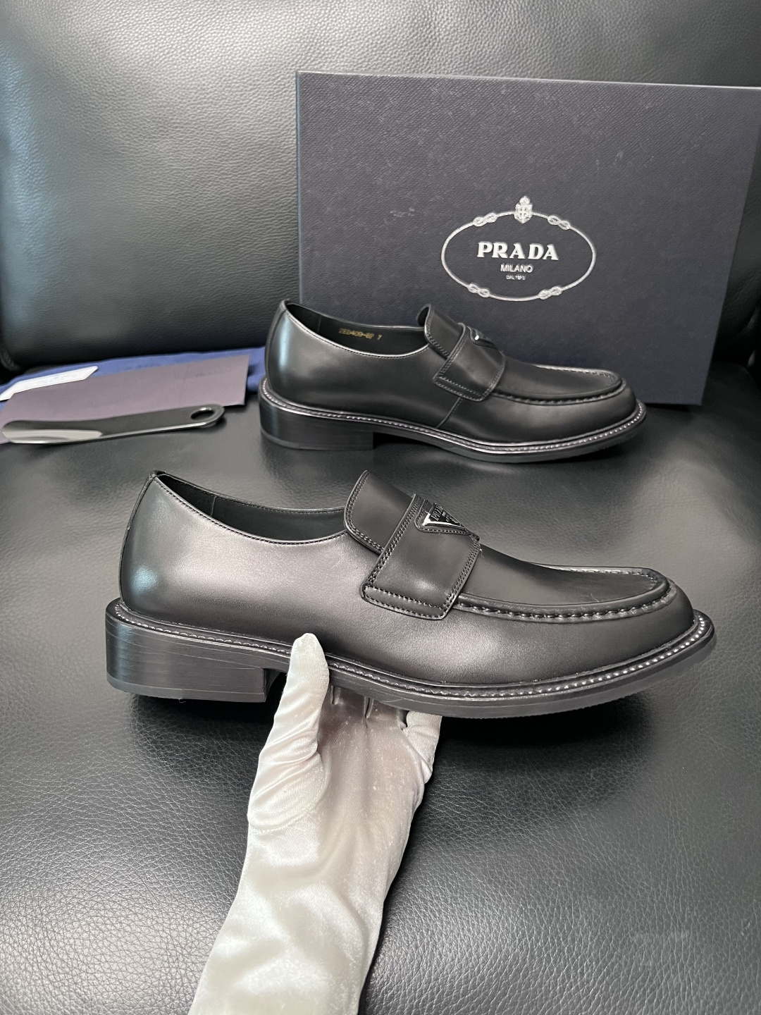 PRADA  高品质  顶级工艺品 普拉达 皮鞋专柜同步 原厂配置，意大利进口原版牛皮面料，透气舒适进口