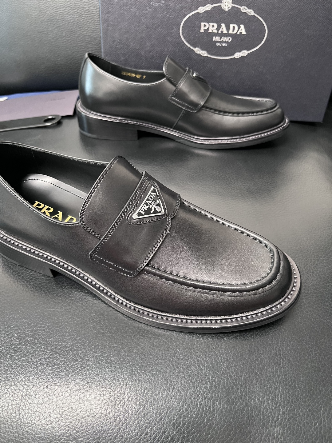 PRADA  高品质  顶级工艺品 普拉达 皮鞋专柜同步 原厂配置，意大利进口原版牛皮面料，透气舒适进口