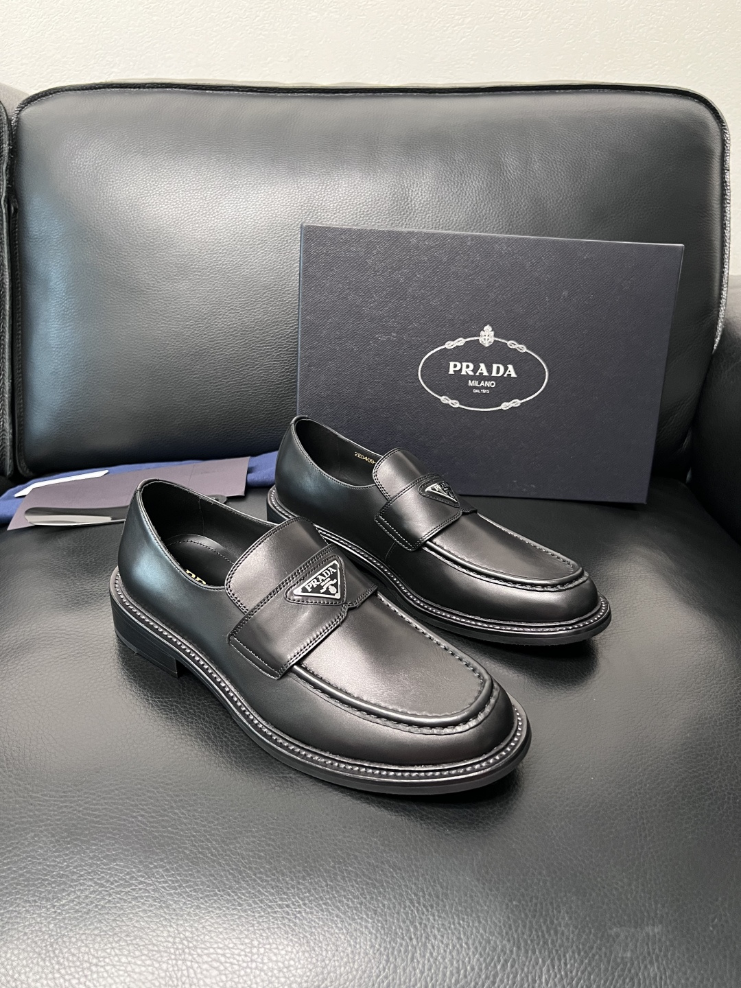 PRADA  高品质  顶级工艺品 普拉达 皮鞋专柜同步 原厂配置，意大利进口原版牛皮面料，透气舒适进口