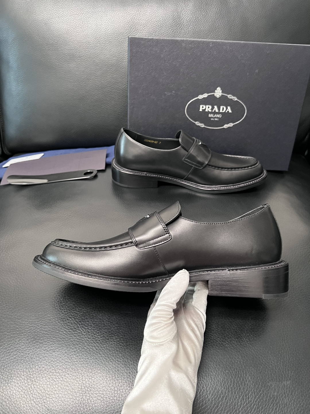 PRADA  高品质  顶级工艺品 普拉达 皮鞋专柜同步 原厂配置，意大利进口原版牛皮面料，透气舒适进口