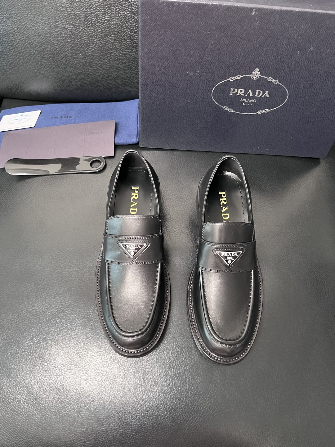 PRADA  高品质  顶级工艺品 普拉达 皮鞋专柜同步 原厂配置，意大利进口原版牛皮面料，透气舒适进口