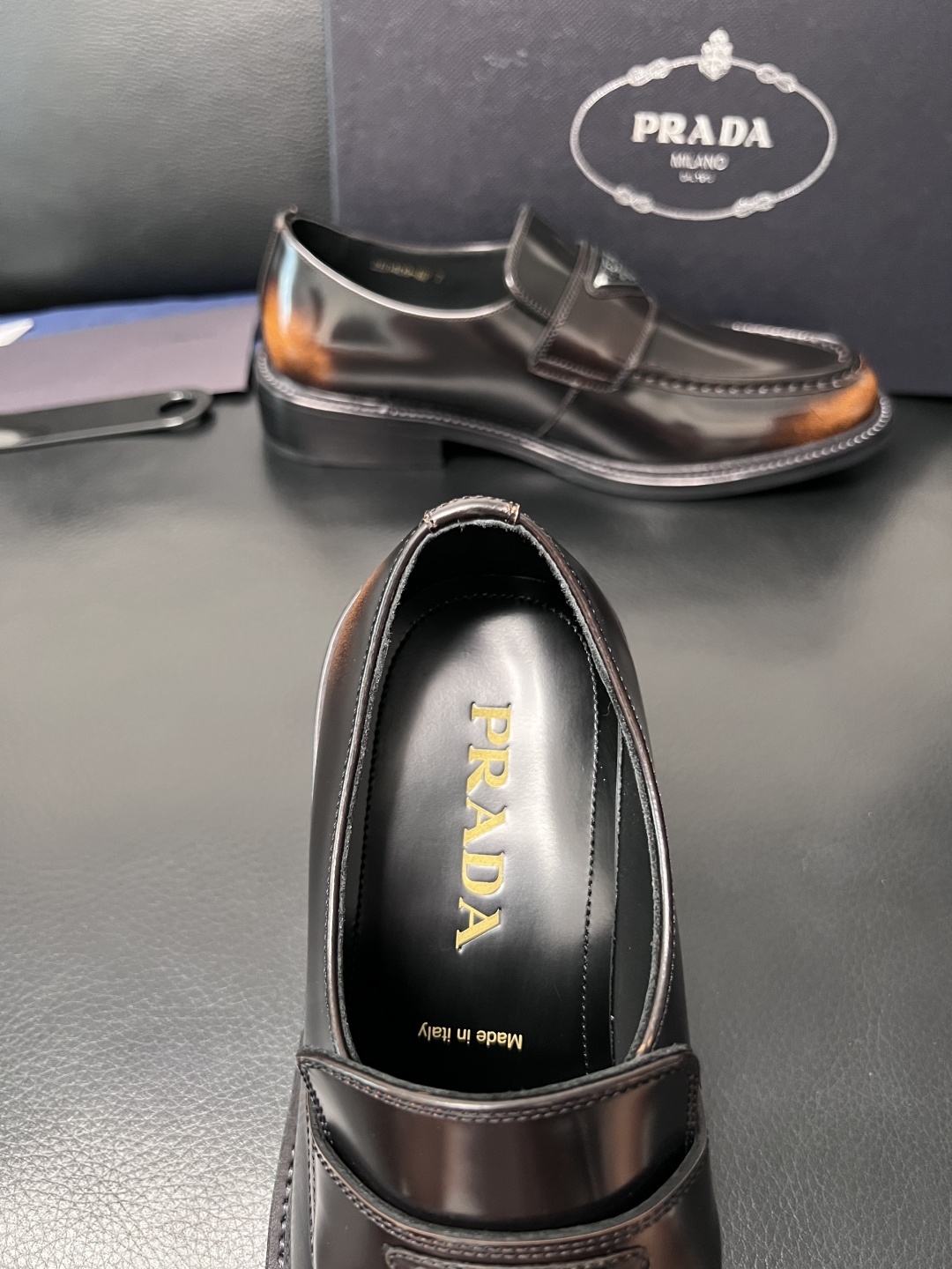 PRADA  高品质  顶级工艺品 普拉达 皮鞋专柜同步 原厂配置，意大利进口原版牛皮面料，透气舒适进口