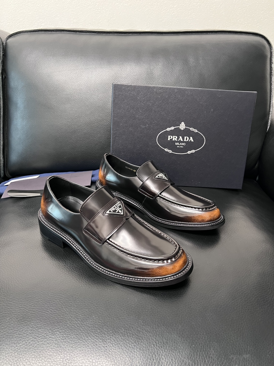 PRADA  高品质  顶级工艺品 普拉达 皮鞋专柜同步 原厂配置，意大利进口原版牛皮面料，透气舒适进口