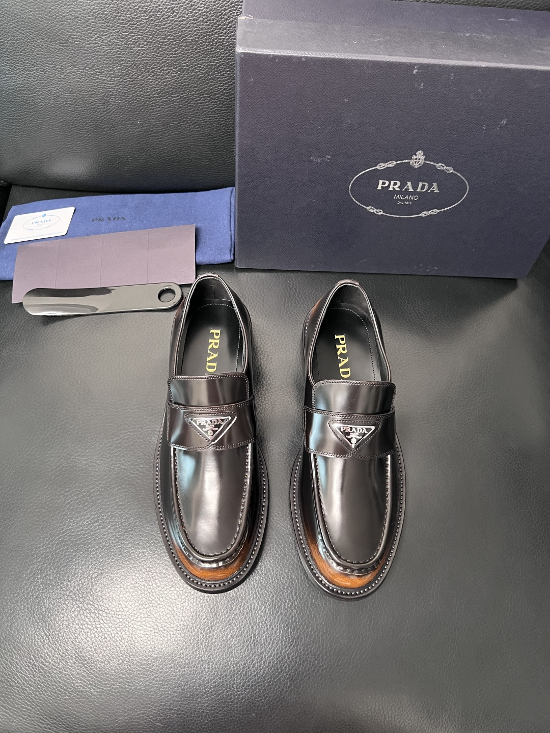 PRADA  高品质  顶级工艺品 普拉达 皮鞋专柜同步 原厂配置，意大利进口原版牛皮面料，透气舒适进口