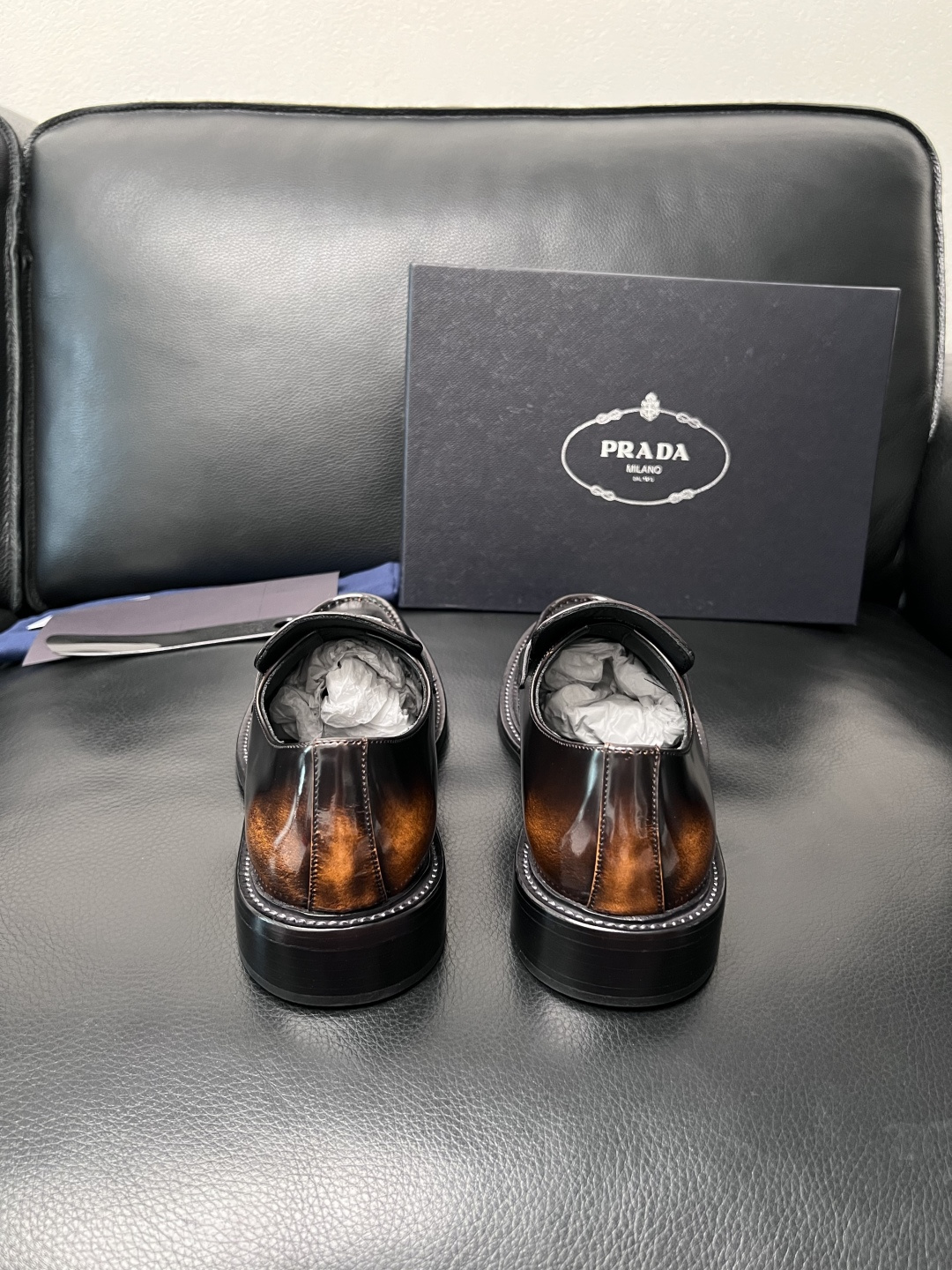 PRADA  高品质  顶级工艺品 普拉达 皮鞋专柜同步 原厂配置，意大利进口原版牛皮面料，透气舒适进口