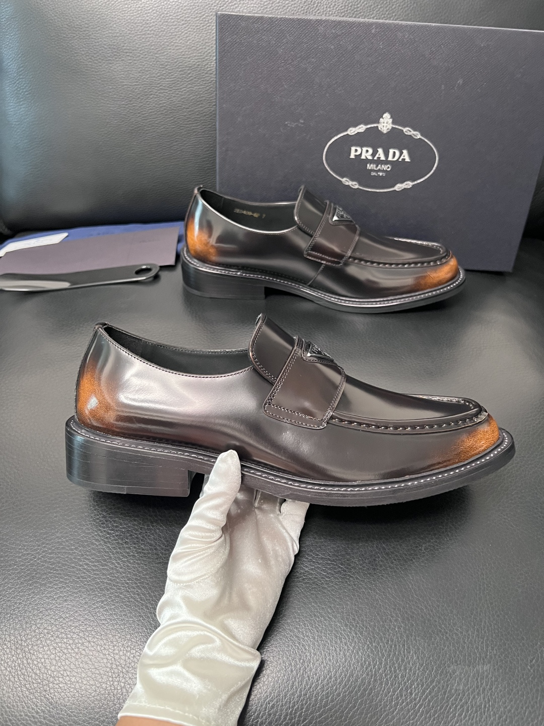 PRADA  高品质  顶级工艺品 普拉达 皮鞋专柜同步 原厂配置，意大利进口原版牛皮面料，透气舒适进口