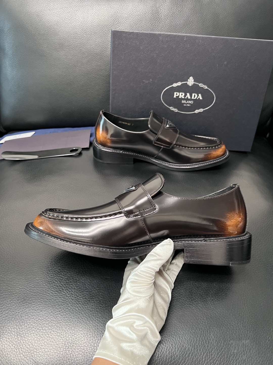 PRADA  高品质  顶级工艺品 普拉达 皮鞋专柜同步 原厂配置，意大利进口原版牛皮面料，透气舒适进口