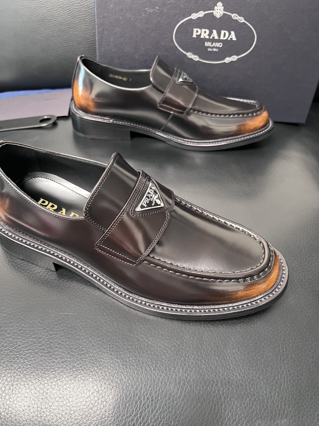 PRADA  高品质  顶级工艺品 普拉达 皮鞋专柜同步 原厂配置，意大利进口原版牛皮面料，透气舒适进口