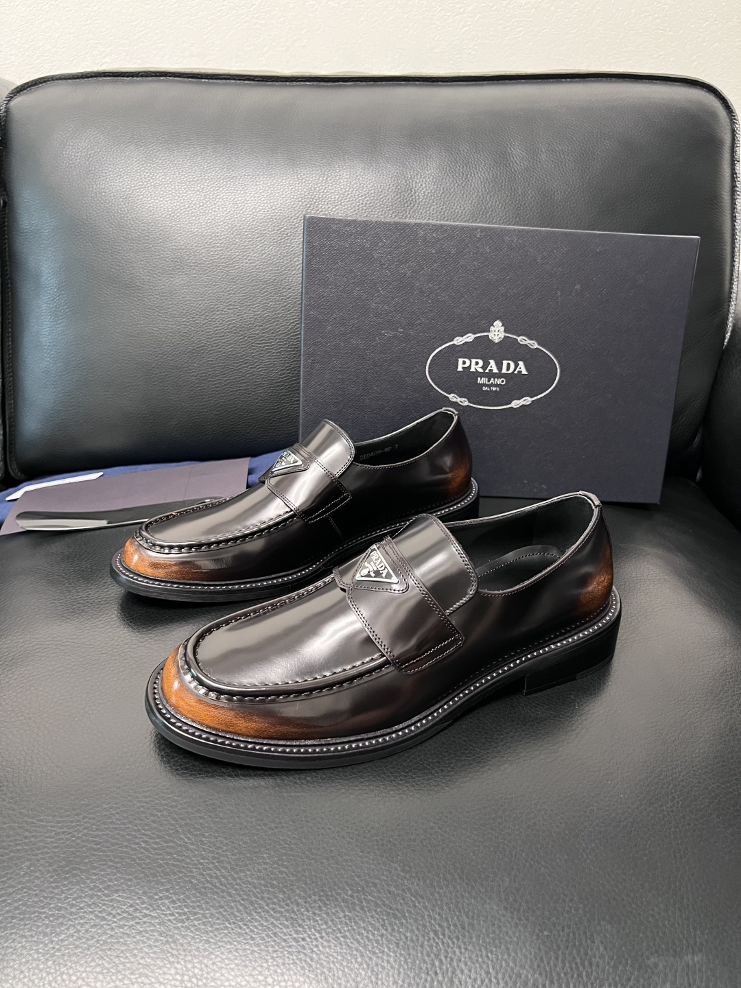 PRADA  高品质  顶级工艺品 普拉达 皮鞋专柜同步 原厂配置，意大利进口原版牛皮面料，透气舒适进口