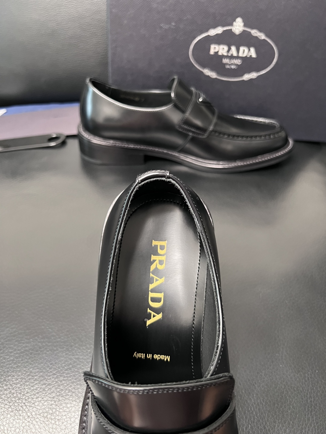 PRADA  高品质  顶级工艺品 普拉达 皮鞋专柜同步 原厂配置，意大利进口原版牛皮面料，透气舒适进口