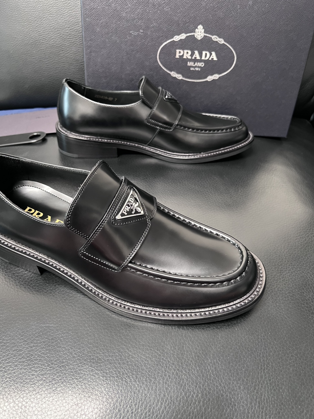 PRADA  高品质  顶级工艺品 普拉达 皮鞋专柜同步 原厂配置，意大利进口原版牛皮面料，透气舒适进口