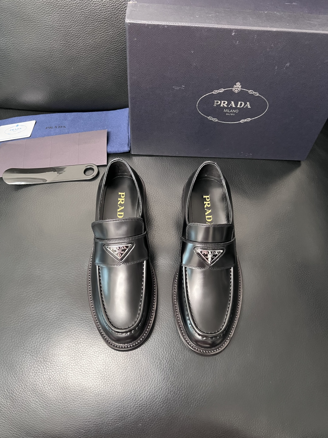 PRADA  高品质  顶级工艺品 普拉达 皮鞋专柜同步 原厂配置，意大利进口原版牛皮面料，透气舒适进口