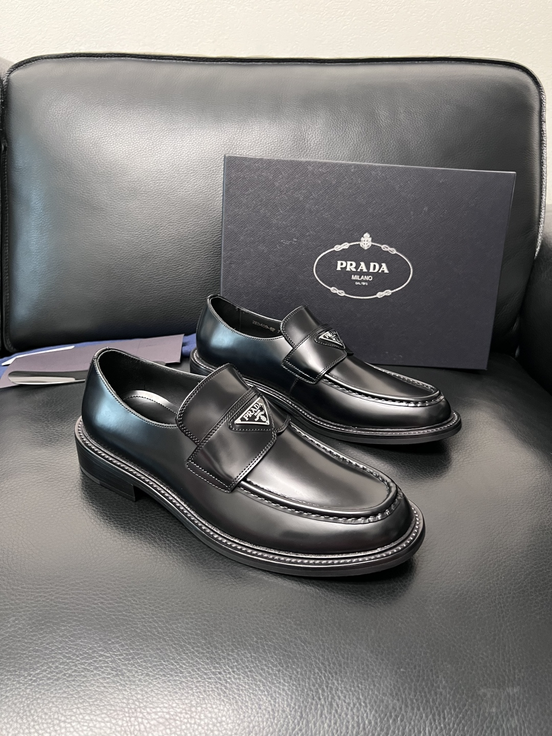 PRADA  高品质  顶级工艺品 普拉达 皮鞋专柜同步 原厂配置，意大利进口原版牛皮面料，透气舒适进口