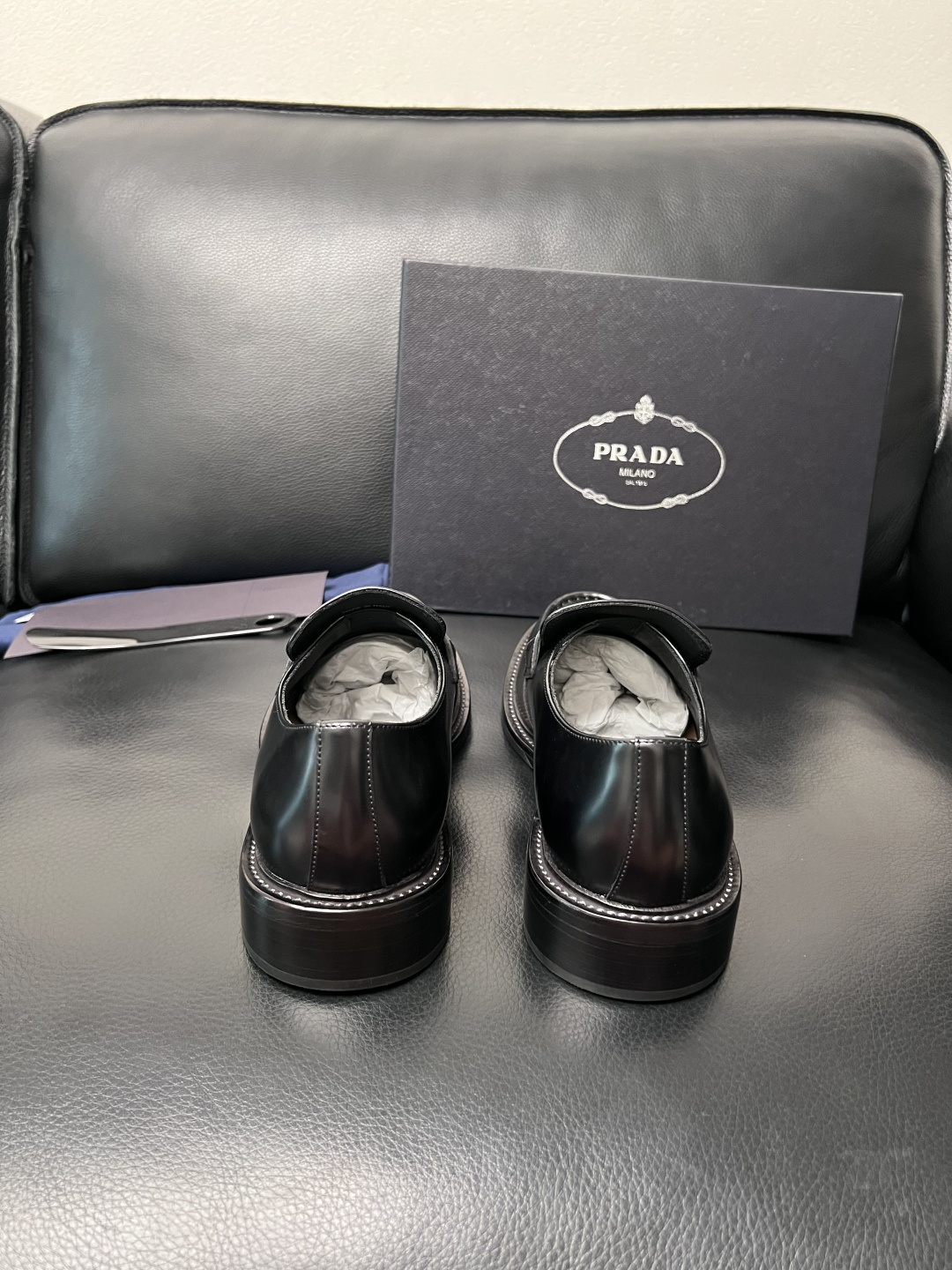 PRADA  高品质  顶级工艺品 普拉达 皮鞋专柜同步 原厂配置，意大利进口原版牛皮面料，透气舒适进口