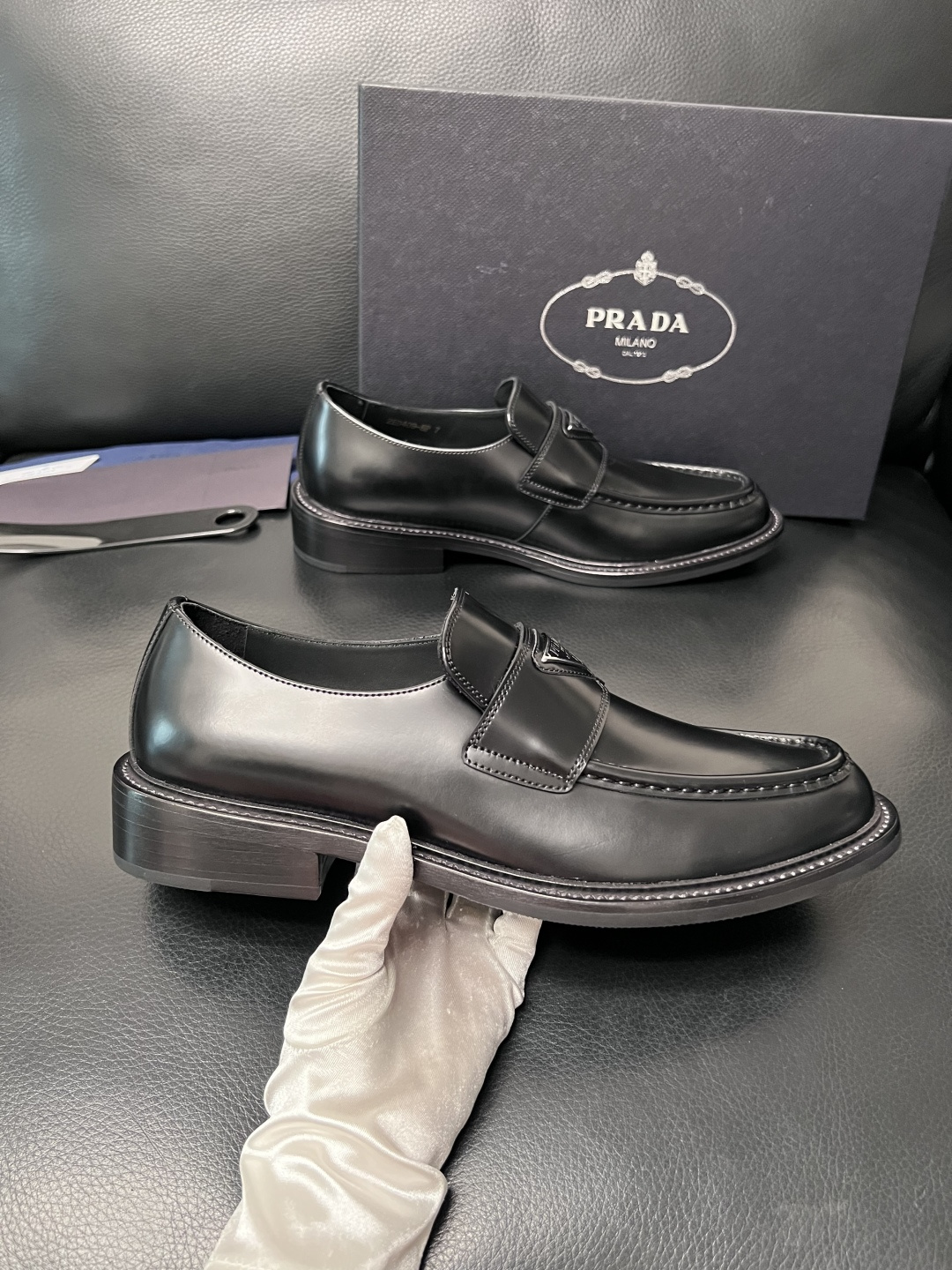 PRADA  高品质  顶级工艺品 普拉达 皮鞋专柜同步 原厂配置，意大利进口原版牛皮面料，透气舒适进口