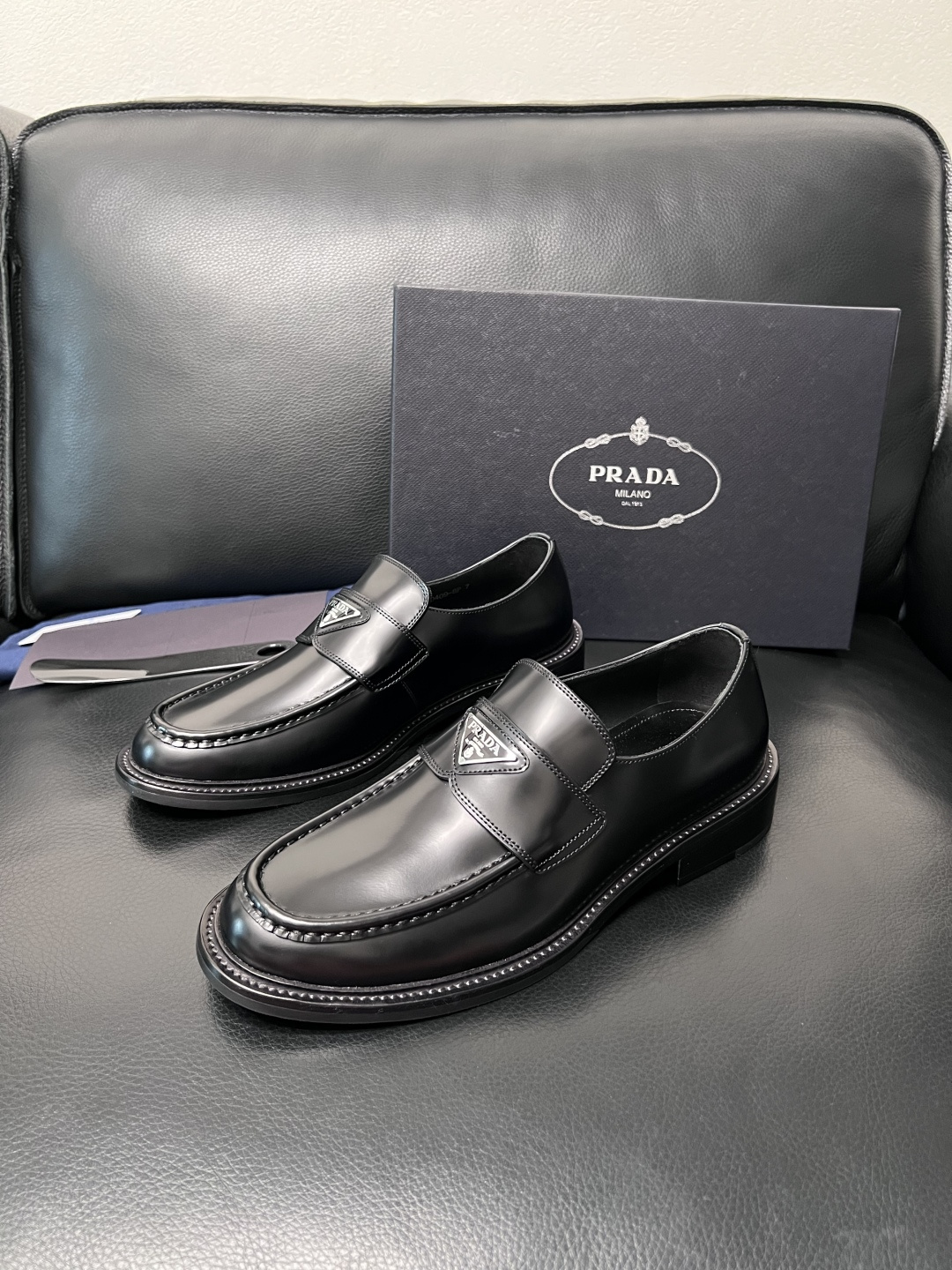 PRADA  高品质  顶级工艺品 普拉达 皮鞋专柜同步 原厂配置，意大利进口原版牛皮面料，透气舒适进口