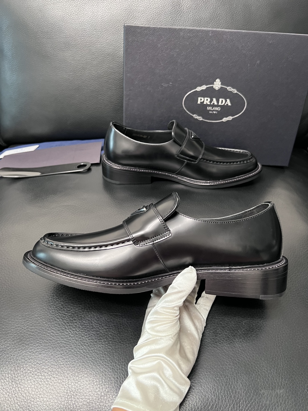 PRADA  高品质  顶级工艺品 普拉达 皮鞋专柜同步 原厂配置，意大利进口原版牛皮面料，透气舒适进口
