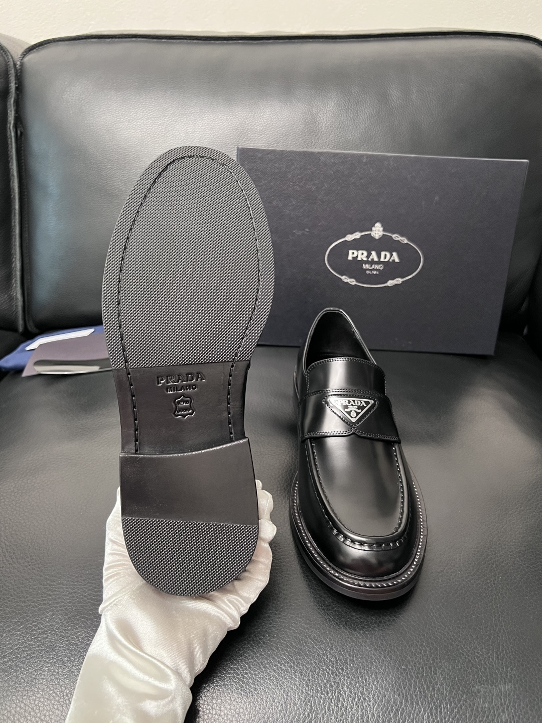 PRADA  高品质  顶级工艺品 普拉达 皮鞋专柜同步 原厂配置，意大利进口原版牛皮面料，透气舒适进口