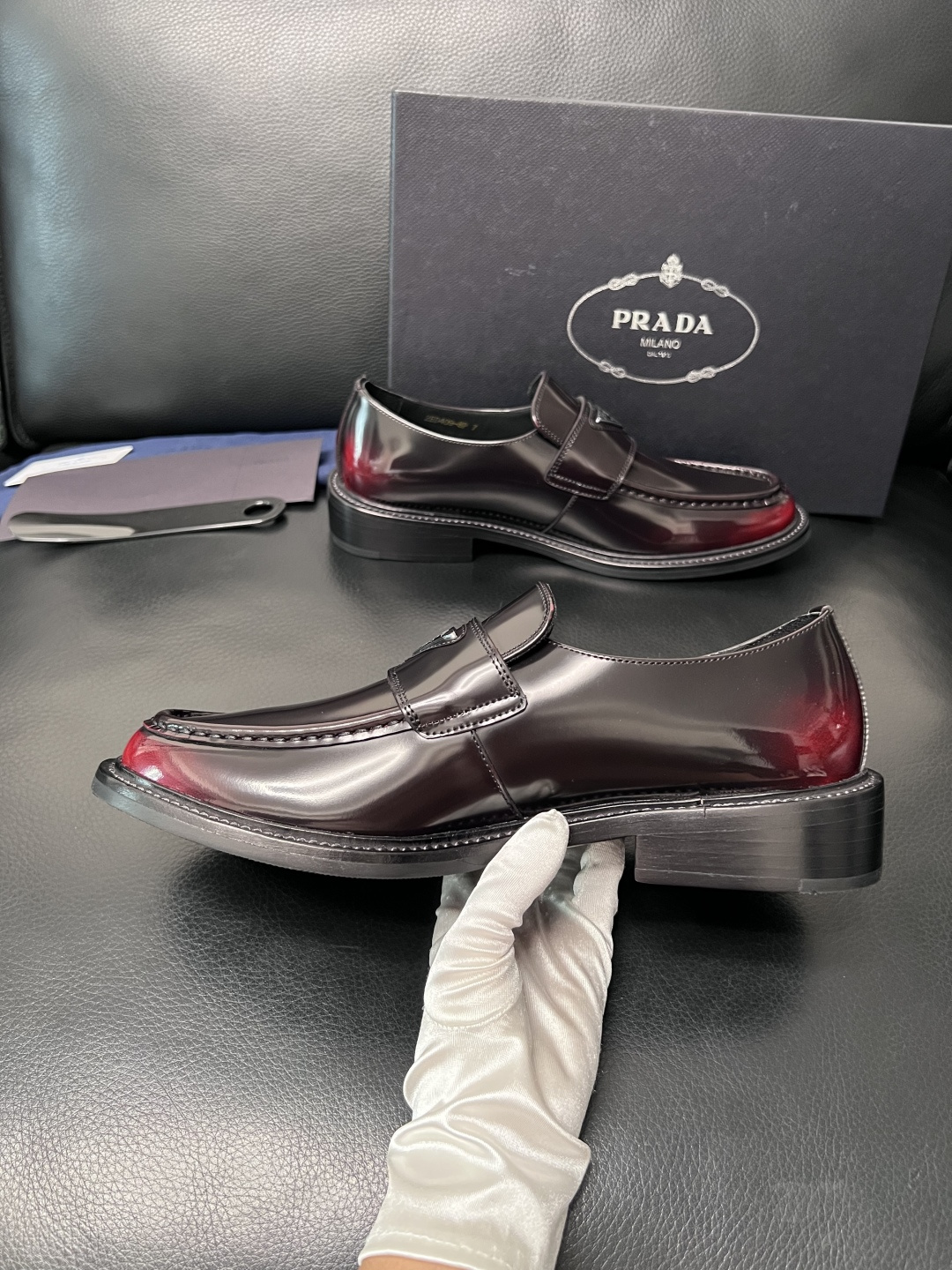 PRADA  高品质  顶级工艺品 普拉达 皮鞋专柜同步 原厂配置，意大利进口原版牛皮面料，透气舒适进口