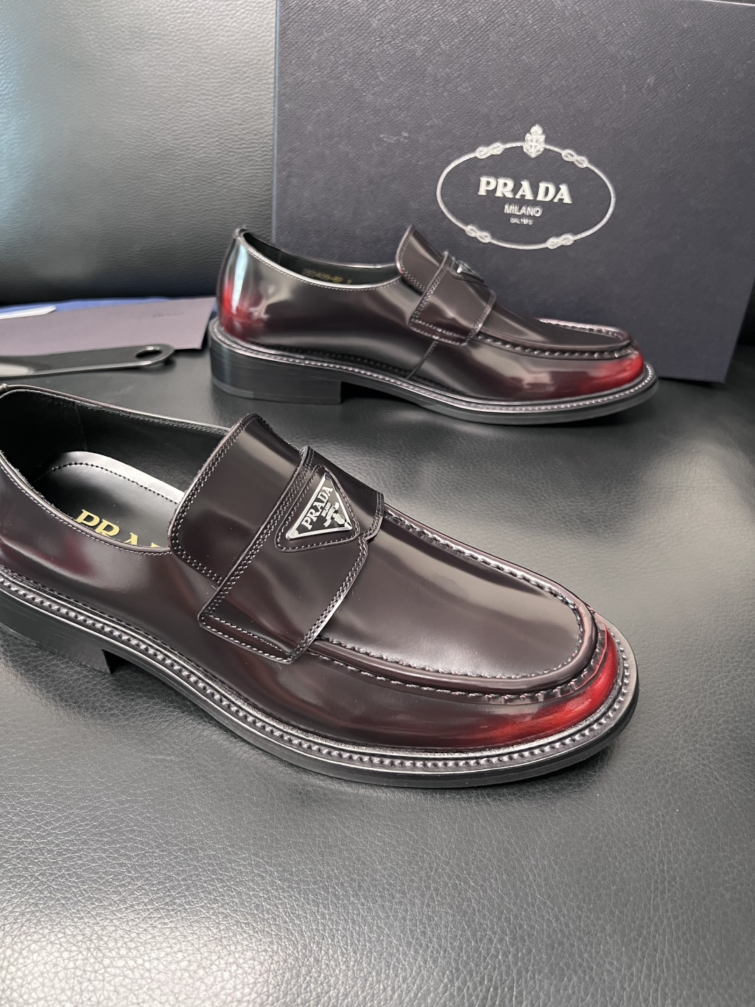 PRADA  高品质  顶级工艺品 普拉达 皮鞋专柜同步 原厂配置，意大利进口原版牛皮面料，透气舒适进口