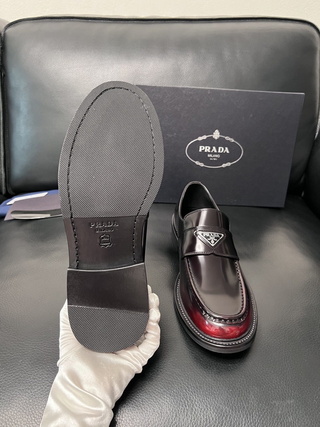 PRADA  高品质  顶级工艺品 普拉达 皮鞋专柜同步 原厂配置，意大利进口原版牛皮面料，透气舒适进口