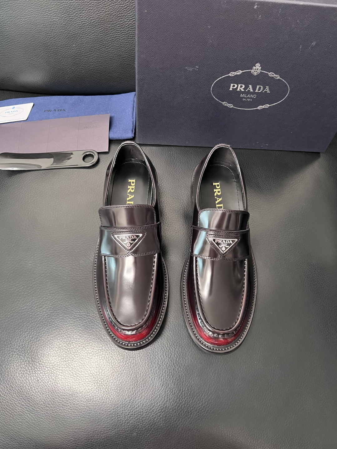 PRADA  高品质  顶级工艺品 普拉达 皮鞋专柜同步 原厂配置，意大利进口原版牛皮面料，透气舒适进口