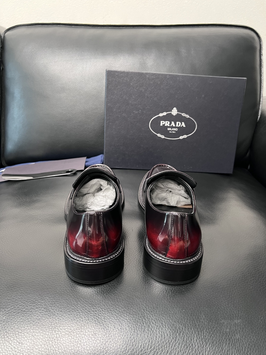PRADA  高品质  顶级工艺品 普拉达 皮鞋专柜同步 原厂配置，意大利进口原版牛皮面料，透气舒适进口