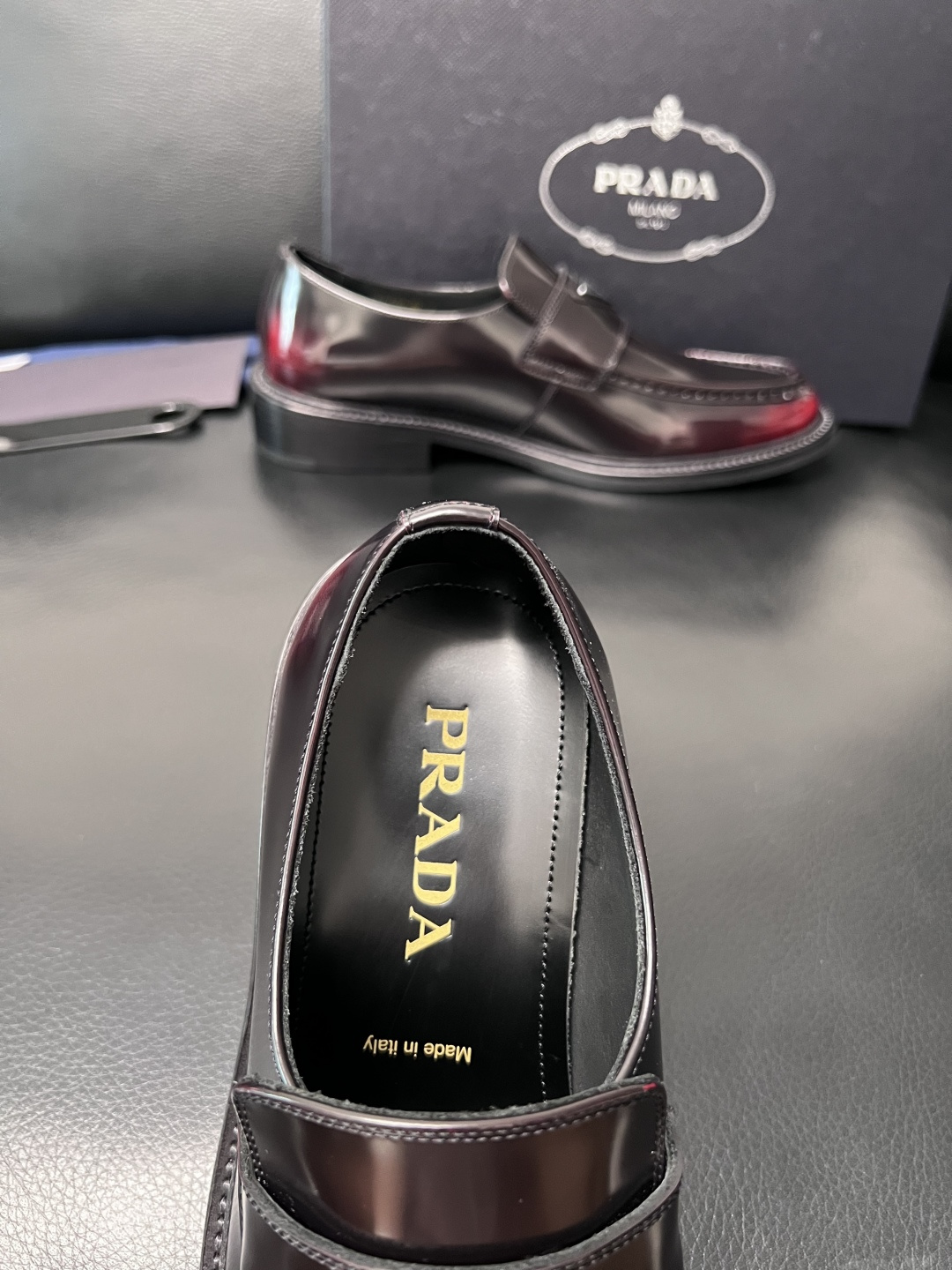 PRADA  高品质  顶级工艺品 普拉达 皮鞋专柜同步 原厂配置，意大利进口原版牛皮面料，透气舒适进口